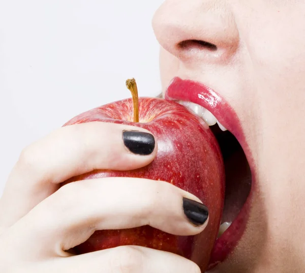 Egy Fiatal Csinos Lány Eszik Egy Friss Egészséges Vörös Almát — Stock Fotó