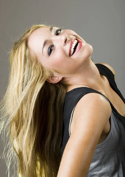 아름다운 금발의 소녀가 웃으며 치아를 있습니다 — 스톡 사진