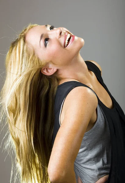 Kaunis Blondi Tyttö Hymyilee Näyttää Täydelliset Hampaat — kuvapankkivalokuva