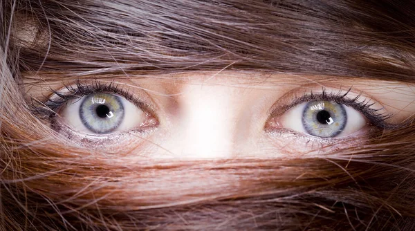 Mirada Extraña Una Mujer Joven Con Ojos Azules Con Pelo —  Fotos de Stock