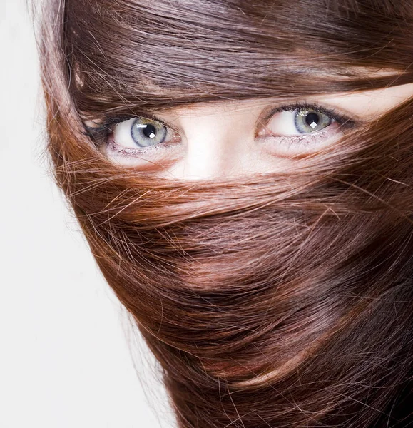 Mirada Extraña Una Mujer Joven Con Ojos Azules Con Pelo — Foto de Stock