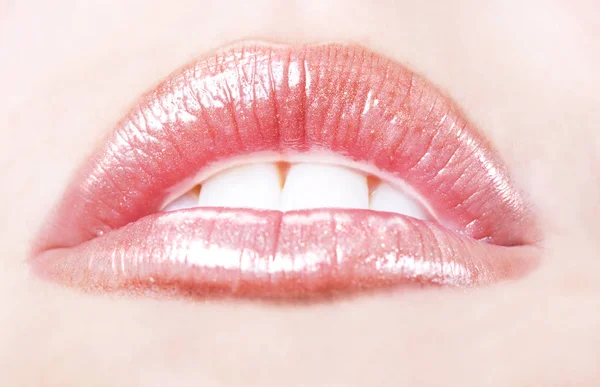 近くの画像挑発的な官能的な女性の唇のアップ — ストック写真