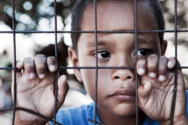 Ragazzo Asiatico Dietro Aggrappato Alla Recinzione Nelle Filippine Contemplando Sguardo — Foto Stock