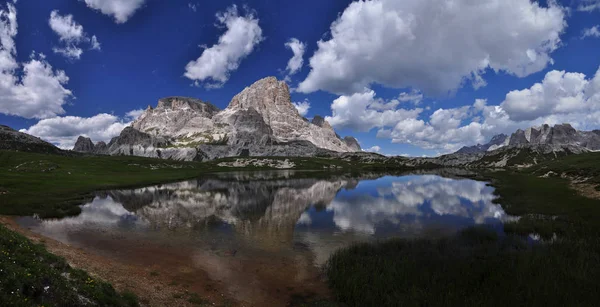 Cloudová Hra Zrcadlovém Jezeru — Stock fotografie