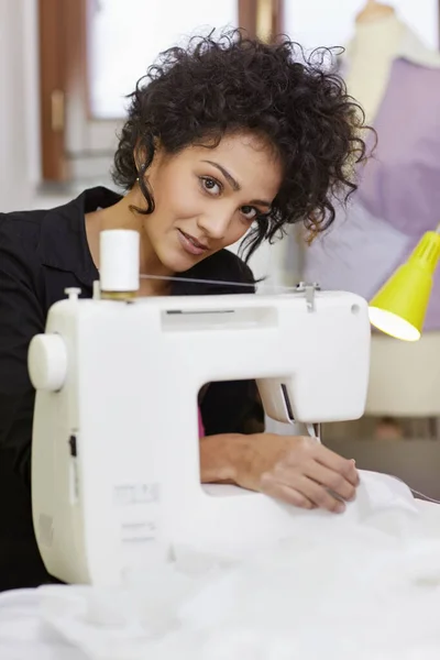 Jovem Costureira Hispânica Usando Máquina Costura Sorrindo Para Câmera Forma — Fotografia de Stock