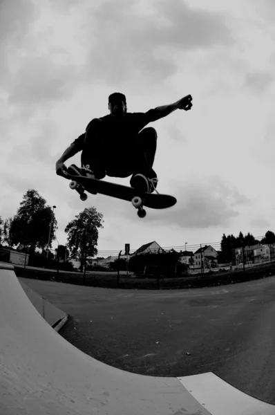 Jovem Adulto Divertindo Enquanto Montando Seu Skate — Fotografia de Stock