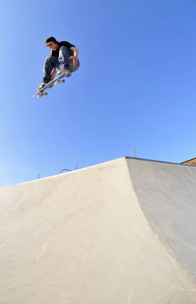 Young Adult Having Fun While Riding His Skateboard — 스톡 사진