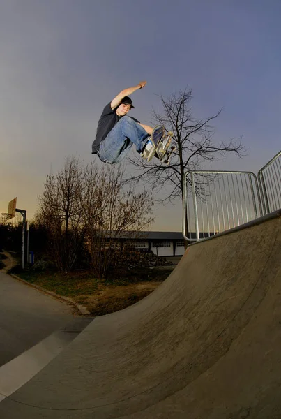 Joven Adulto Que Divierte Mientras Monta Skateboard — Foto de Stock