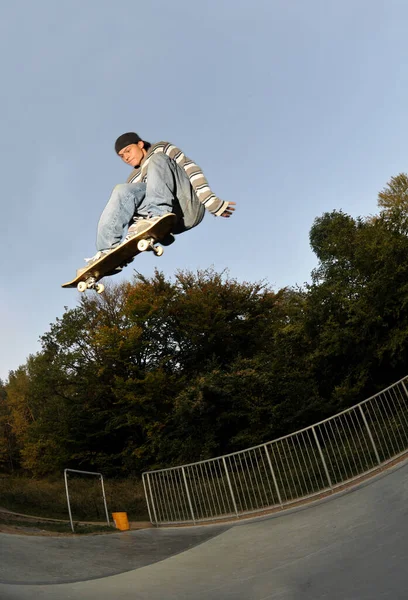 Young Adult Having Fun While Riding His Skateboard — 스톡 사진