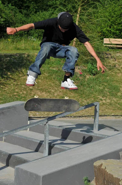 Junger Erwachsener Hat Spaß Beim Skateboardfahren — Stockfoto