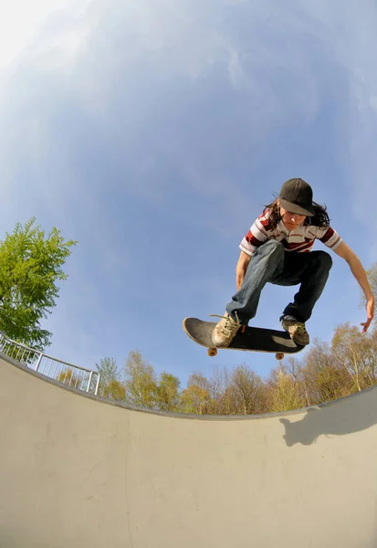 Young Adult Having Fun While Riding His Skateboard — Stok fotoğraf