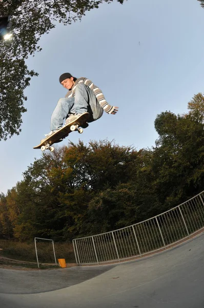 Young Adult Having Fun While Riding His Skateboard — 스톡 사진