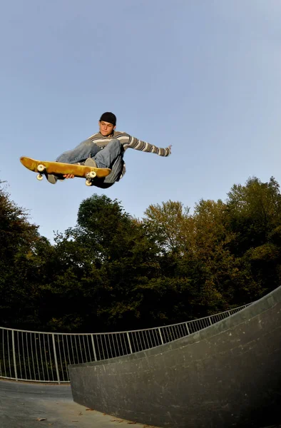 Joven Adulto Que Divierte Mientras Monta Skateboard — Foto de Stock