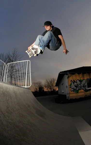 Mladý Dospělý Baví Při Jízdě Skateboardu — Stock fotografie
