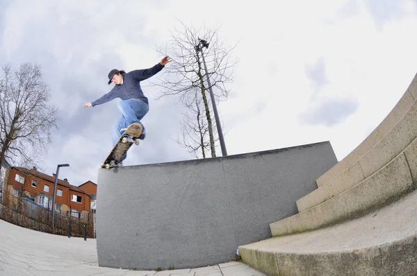 Joven Adulto Que Divierte Mientras Monta Skateboard — Foto de Stock