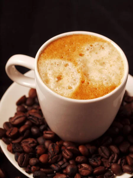 黒を背景にコーヒーと豆を飲み — ストック写真