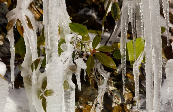 Icicles Congelado Cara Roca Famosa Pared Llorando Las Montañas Ahumadas — Foto de Stock