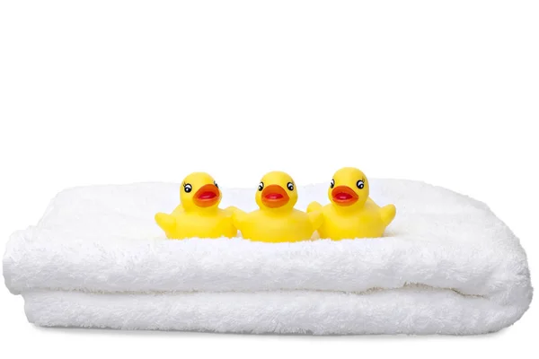 Tres Patos Goma Una Toalla Blanca Esponjosa — Foto de Stock