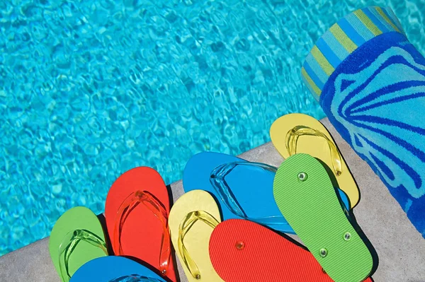 Chinelos Coloridos Uma Família Quatro Pessoas Junto Piscina — Fotografia de Stock