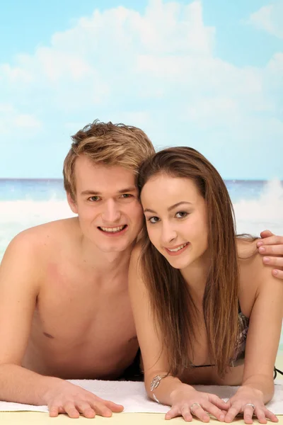 Jeune Couple Sur Plage — Photo