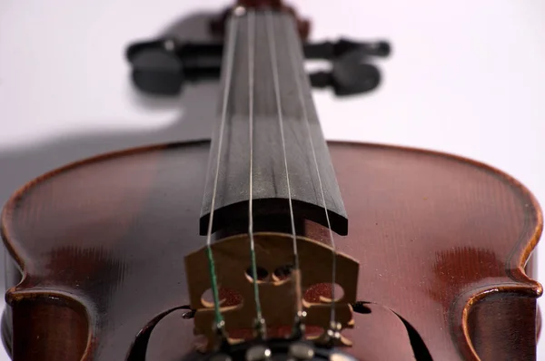 Primo Piano Del Vecchio Violino Legno Sul Tavolo — Foto Stock