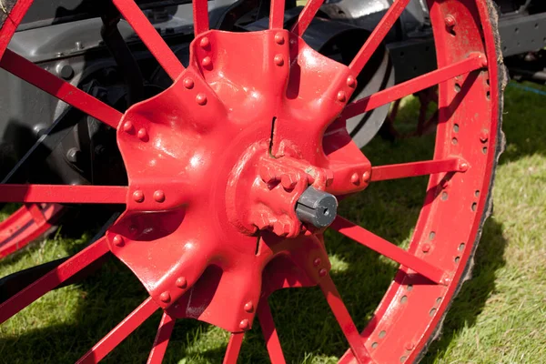 Vermelho Pintado Raios Ferro Roda Trator — Fotografia de Stock