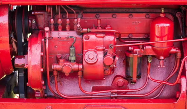 ソリッドレッドエンジニアリングと古いヴィンテージトラクターエンジン — ストック写真