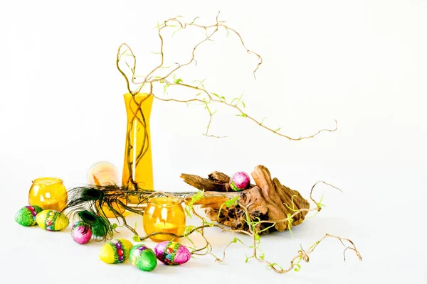 复活节装饰与黄色玻璃制品和巧克力蛋 — 图库照片