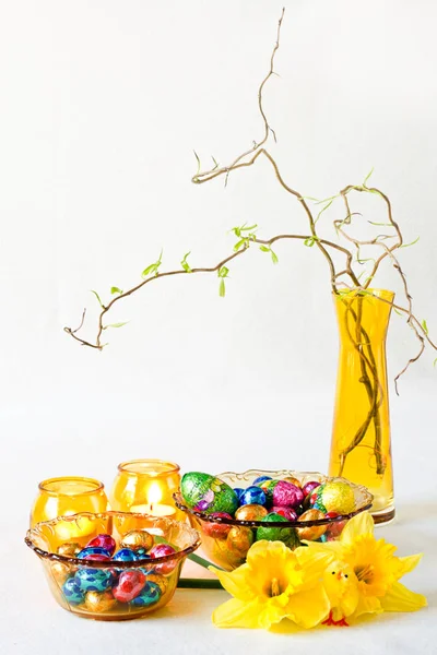 Пасхальное Украшение Нарциссами Шоколадными Яйцами Желтым Стеклом — стоковое фото