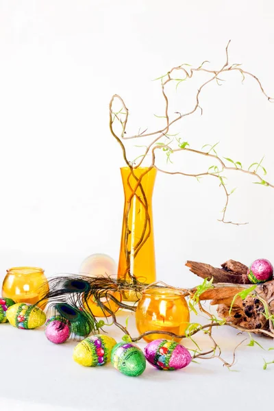 Décoration Pâques Avec Verrerie Jaune Œufs Chocolat Verticale — Photo