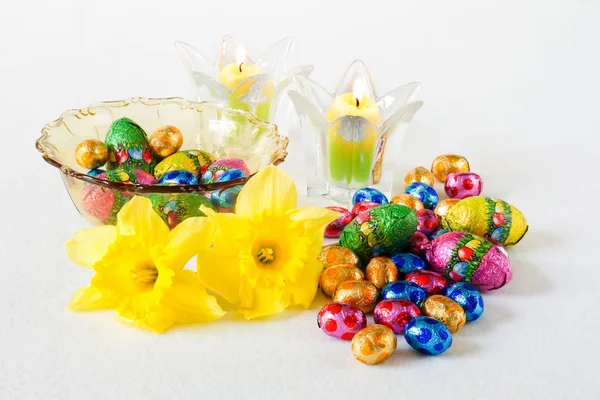 Decoración Pascua Con Huevos Chocolate Narcisos Velas — Foto de Stock