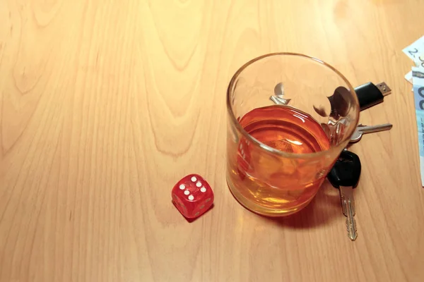 Whisky Glas Och Nycklar Och Tärningar Skrivbordet Skildrar Inte Spela — Stockfoto
