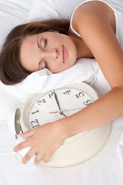Giovane Donna Che Dorme Nel Letto Bianco Con Sveglia — Foto Stock