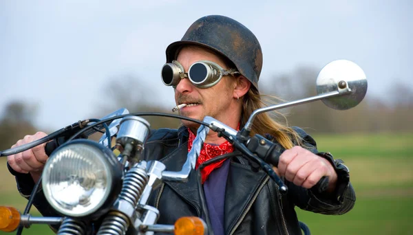 Radler Mit Sonnenbrille Und Motorrad Unterwegs — Stockfoto