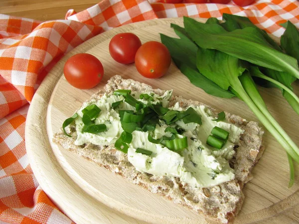 Crisp Bread Wild Garlic Cream Cheese — Stock Photo, Image