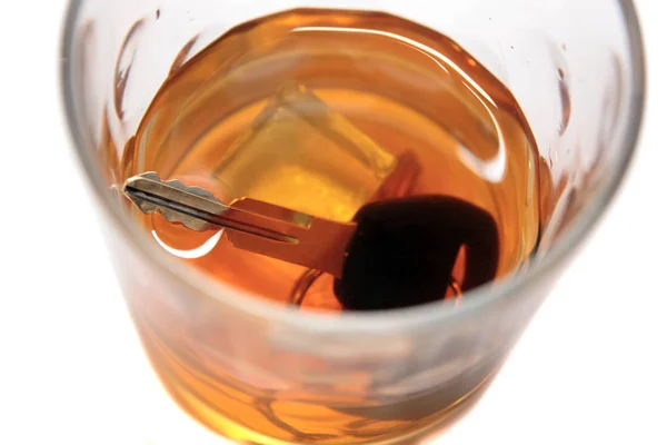 Whisky Con Chiavi All Interno Vetro Sfondo Bianco Raffigurante Ubriaco — Foto Stock