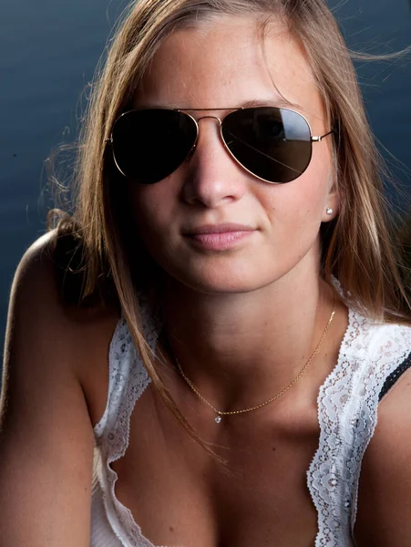 Portret Van Een Jonge Blonde Vrouw Met Zonnebril — Stockfoto