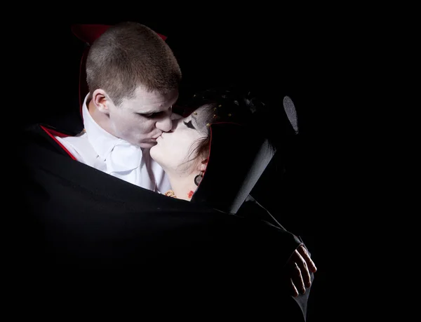 Casal Vampiros Segurando Outro Beijando — Fotografia de Stock