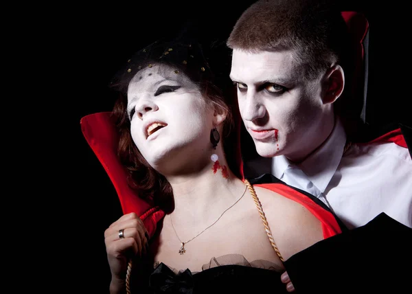 後ろから若い女性を噛む吸血鬼 — ストック写真