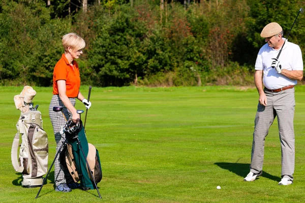 Érett Pár Golfozik — Stock Fotó