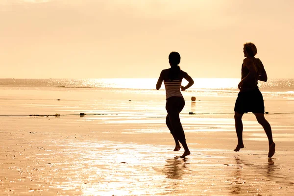 Sportovní Pár Jogging Pláži — Stock fotografie