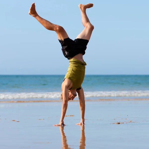 Σπορ Άνθρωπος Κάνει Γυμναστική Στην Παραλία — Φωτογραφία Αρχείου