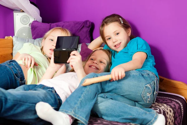 Crianças Brincando Com Console Jogos — Fotografia de Stock