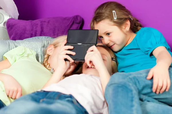 Los Niños Juegan Con Consola Juegos — Foto de Stock