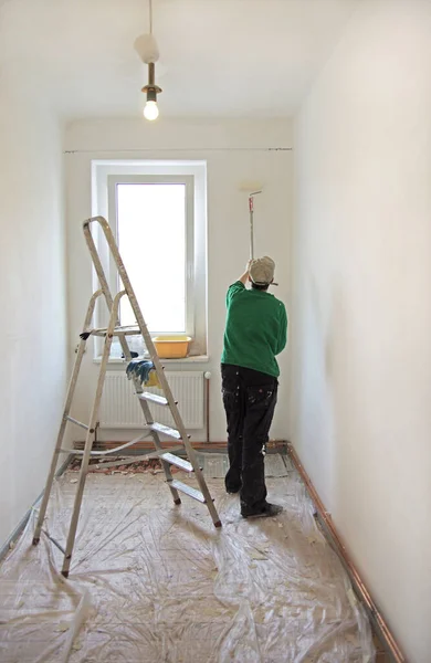 Pintor Con Rodillo Pintura Una Habitación Blanca — Foto de Stock