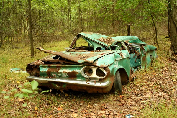Egy Elhagyott Autó Erdőben — Stock Fotó