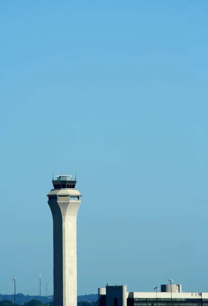 Letištní Řídící Věž Modrým Nebem — Stock fotografie