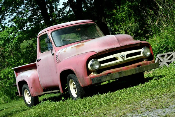 Ein Roter Oldtimer Pickup — Stockfoto