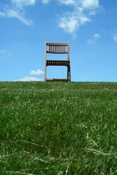 Sebuah Kursi Kayu Dengan Rumput Dan Langit — Stok Foto