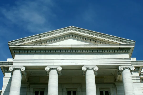 Ein Altes Gerichtsgebäude Mit Blauem Himmel — Stockfoto